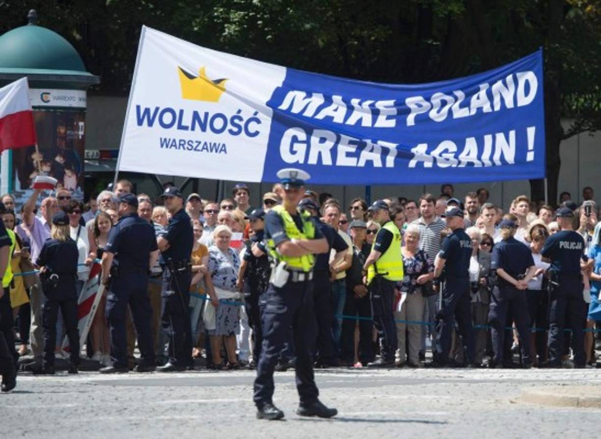 El Gobierno de Varsovia se había asegurado antes de evitar cualquier tipo disidencia durante la intervención pública de Trump, y para eso el partido gobernante, la fuerza nacionalista y conservadora Ley y Justicia, costeó el traslado en autobús de cientos de militantes de todo el país, que llenaban la tribuna de invitados instalada en la plaza.