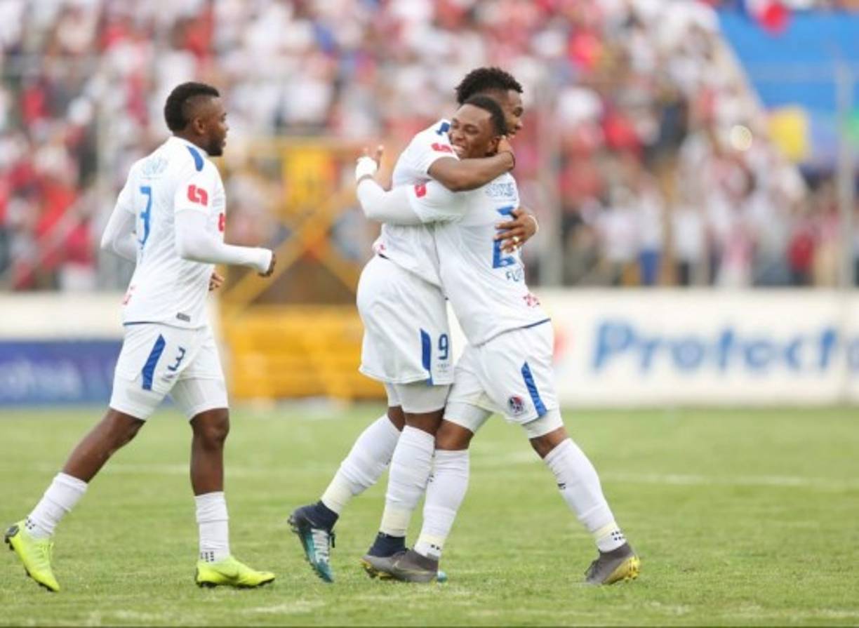 Jorge Benguché se abraza con Deiby Flores tras el golazo.