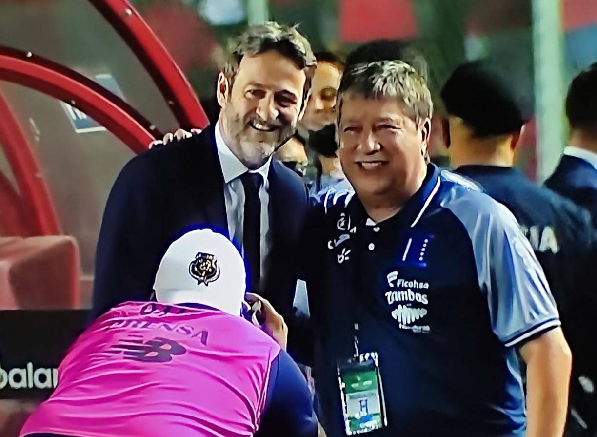 ‘Bolillo’ Gómez y Thomas Christiansen posaron para esta foto del recuerdo previo al partido.