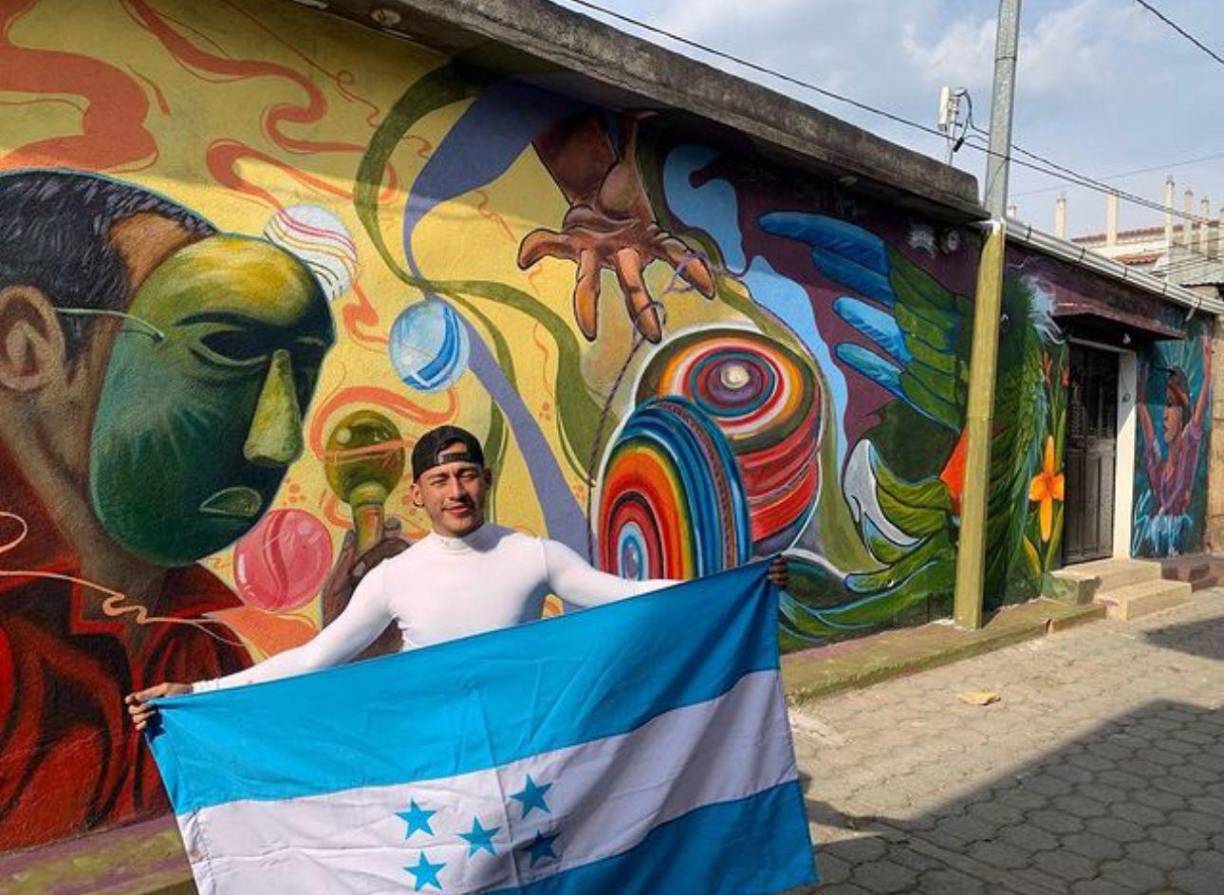 Kevin Castejón quien es abogado de profesión y un destacado artista en las artes plásticas, recientemente destacó en medios nacionales con su arte con una impresionante obra de la fauna hondureña en Dulce Nombre, Copán. 