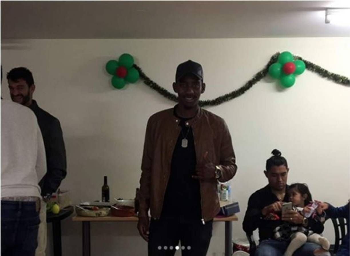 Bryan Róchez, hondureño que juega en el Nacional de Portugal, compartió la Navidad con sus compañeros de equipo.