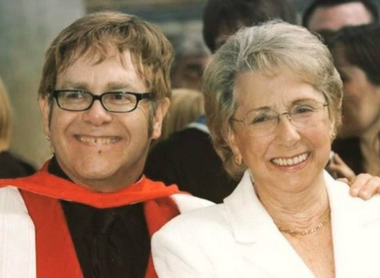 El cantante Elton John se reconcilió con su mamá después de varios años distanciados. 'Querida mamá,¡feliz Día de las Madres!, estoy feliz de que estemos en contacto de nuevo. Con cariño, Elton', escribió el británico junto a esta bonita imagen con su madre.