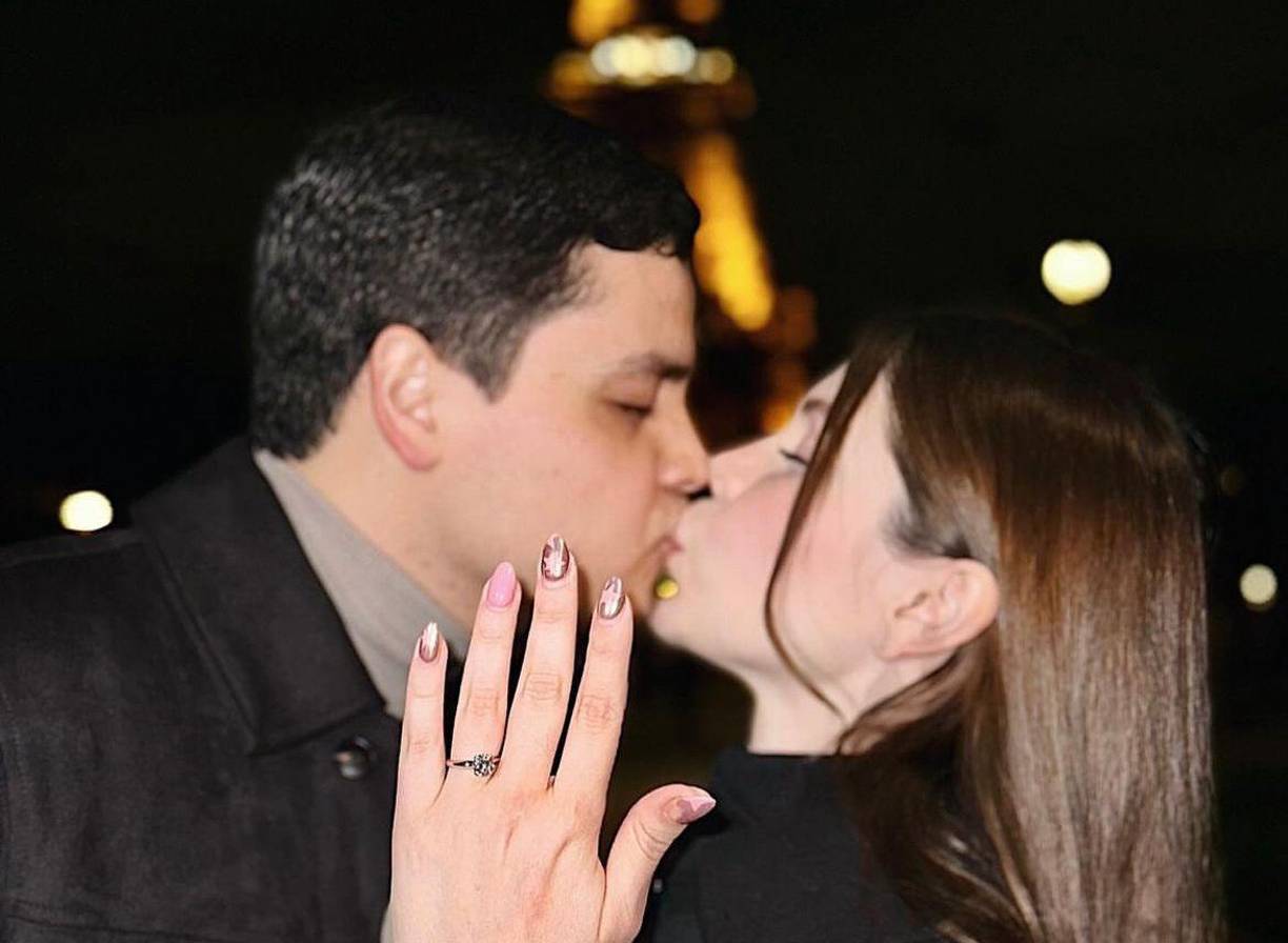 Ambos se comprometieron en París, Francia, tras una relación de casi siete años.