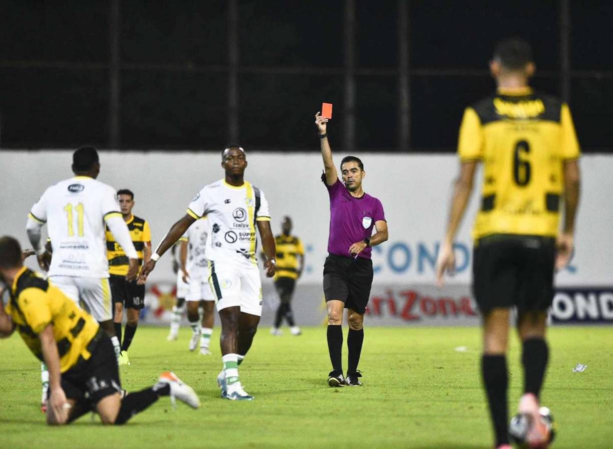 El árbitro Luis Mejía le muestra la tarjeta roja a Patrick Palacios. El Juticalpa FC resistió con 10 jugadores y terminó venciendo al Real España.
