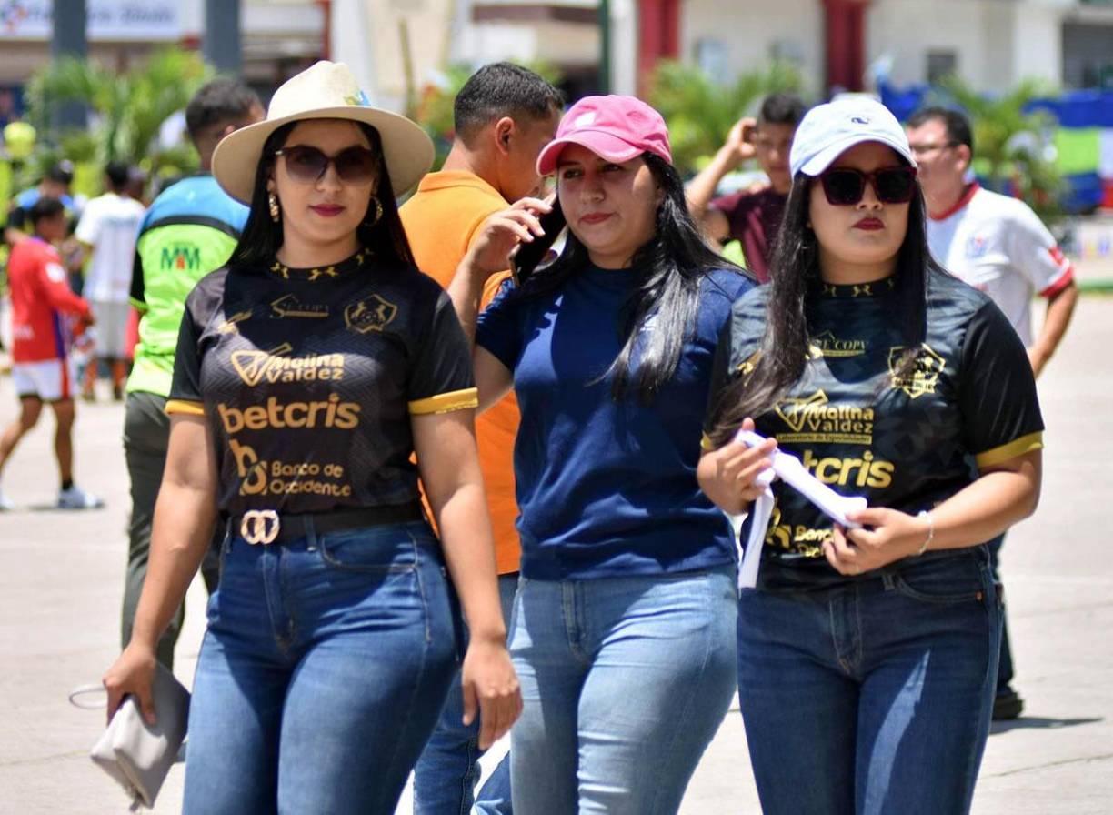 Bellas aficionadas de los Potros del Olancho FC asistieron al estadio Juan Ramón Brevé Vargas.