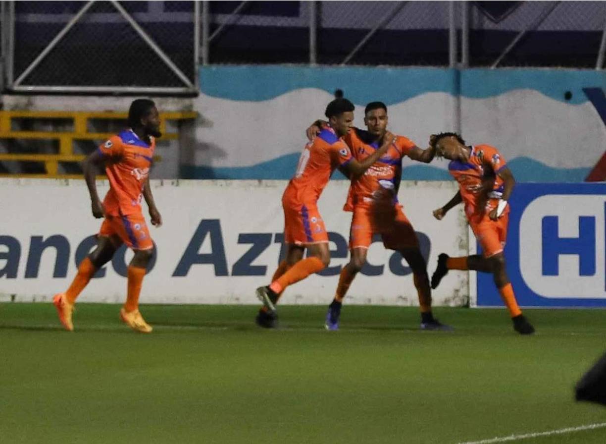 La celebración de los jugadores de la UPN tras el gol de Justin Ponce contra el Olimpia.