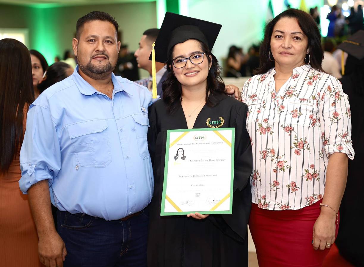Erick Pérez, Katherine Pérez y Mirella Romero