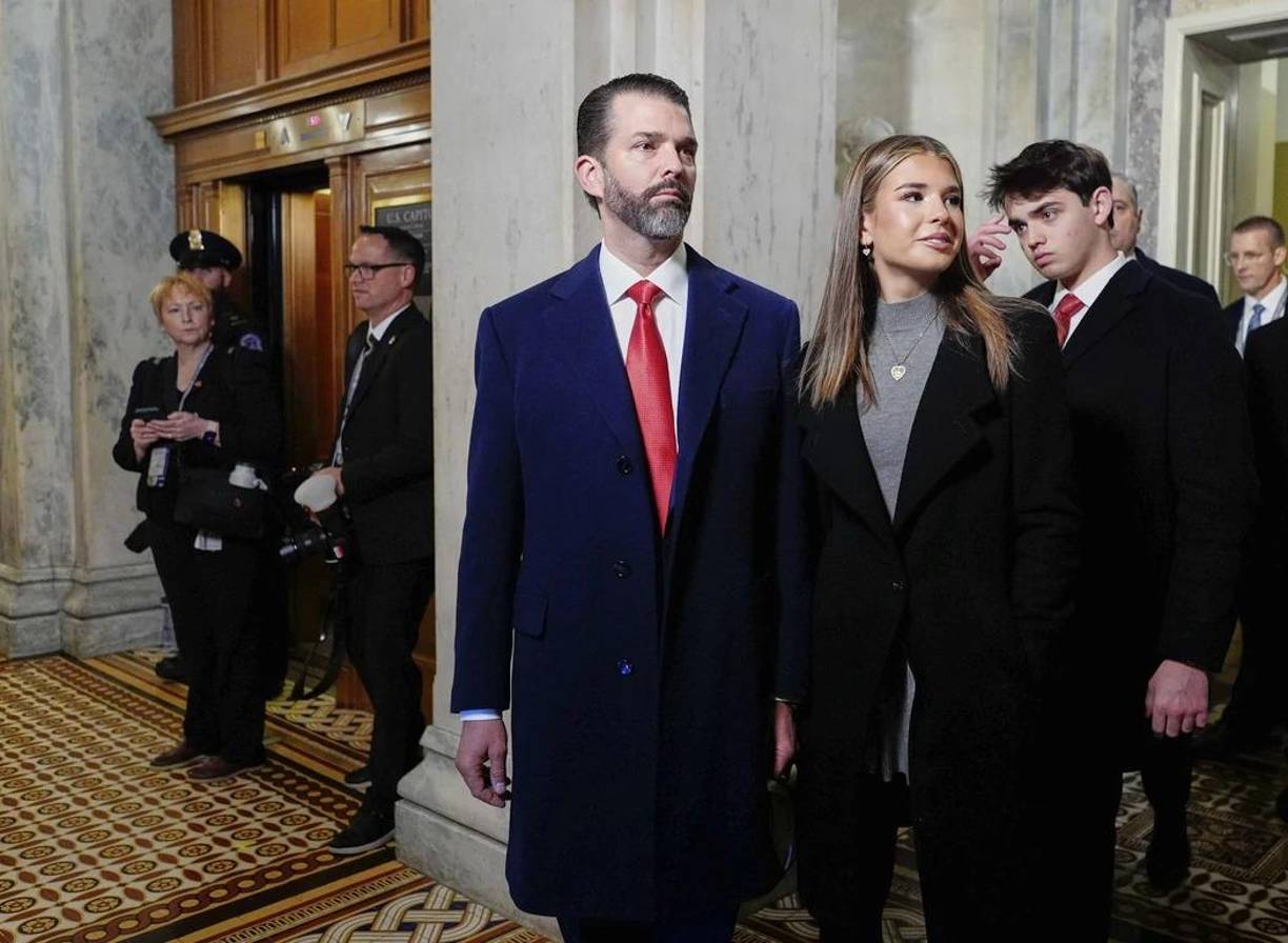 Donald Trump Jr y su hija Kai, nieta mayor de Donald Trump, toda una influencer en redes sociales, a su llegada. Kai fue la gran revelación de la pasada campaña electoral norteamericana. 