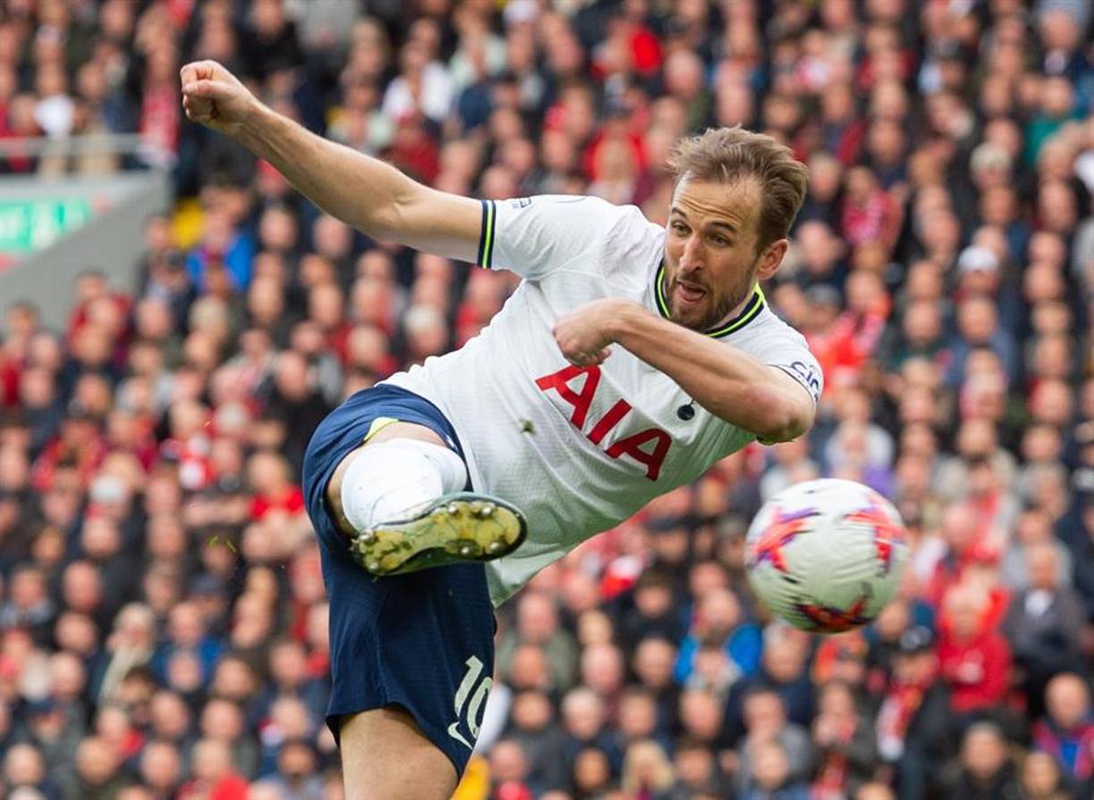 Según el medio británico The Sun, Harry Kane es una prioridad para el Manchester United, pero el camino parece más complicado de lo que pensaba, ya que también el Chelsea se sumaría en la puja y podría poner sobre la mesa al menos 120 millones de euros.