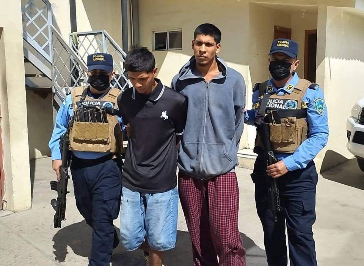 Los capturados fueron identificados como César Alexander Euceda Reyes, alias “El Monky”, de 20 años, y Cristian Saúl Reyez Gómez, alias “La Lora”, de 18 años.