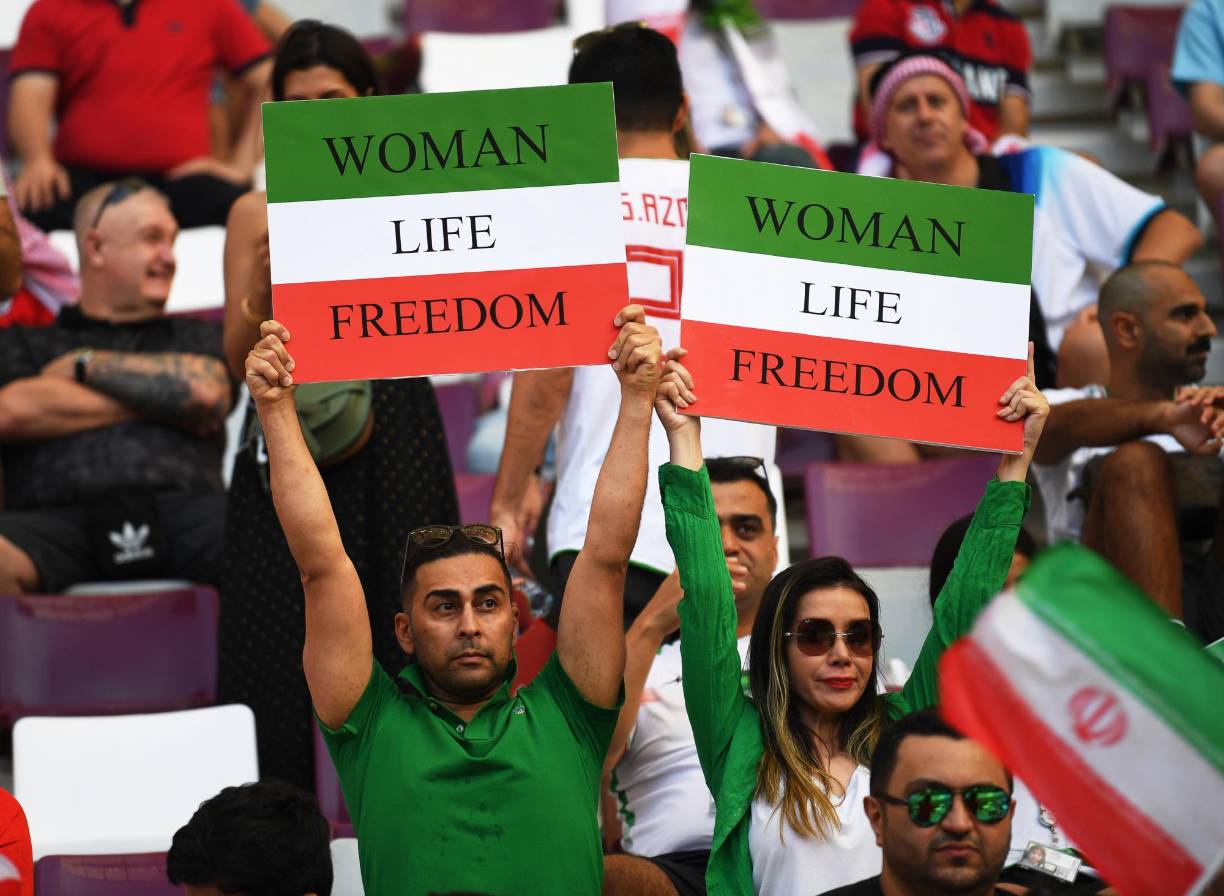 “Mujer. Vida. Libertad”, con esos carteles, los aficionados iraníes presentes en el Khalifa International Stadium de Doha protestaron por la situación en su país, donde la mujer sufre continuas represiones.