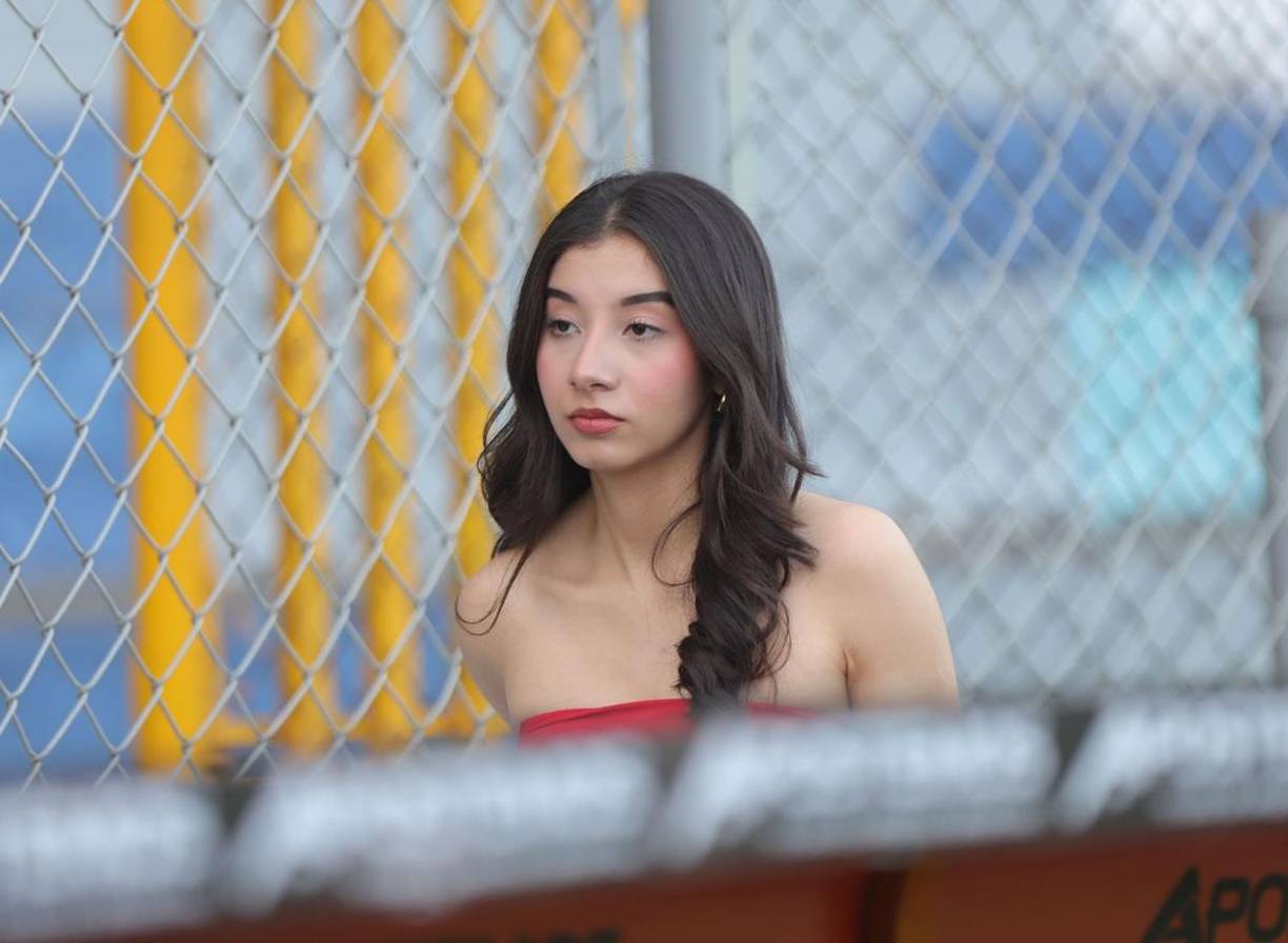 ¡Qué belleza! La chica que enamoró en el partido de Real España vs Juticalpa FC en el estadio Morazán.