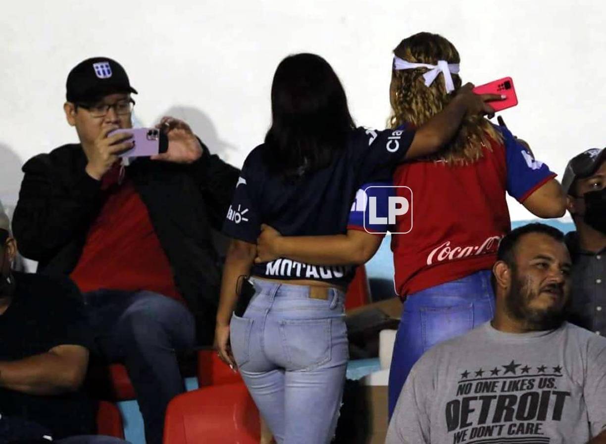 Un gran ambiente se vive en el estadio Nacional Chelato Uclés durante el clásico Motagua-Olimpia.