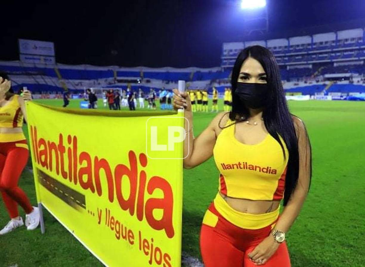 Ella es Dixly Sorel, la edecán que robó miradas en el estadio Olímpico.