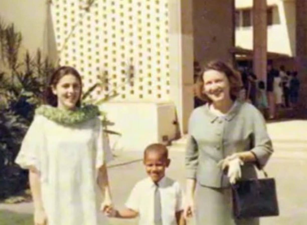 Obama cuando tenía cinco años,. aquí junto a su madre Ann tomándolo de su mano.