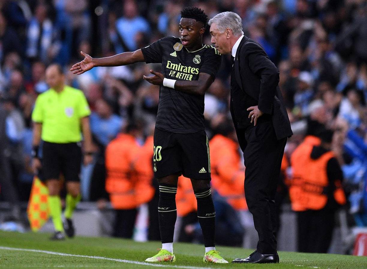 La imagen viral: la discusión de Vinicius con Carlo Ancelotti tras el primer gol del Manchester City.