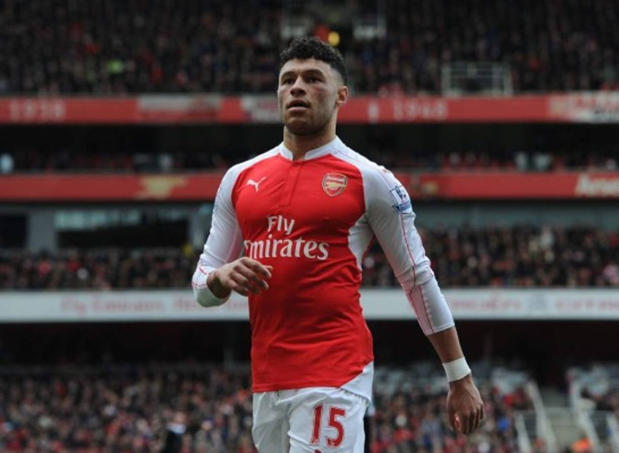 Según The Sun, Pep Guardiola está listo para luchar contra el Arsenal por Alex Oxlade-Chamberlain. El entrenador del Manchester City planeaba una oferta de 25 millones de euros para el centrocampista. El jugador de 23 años tiene 18 meses para ejecutar su contrato en los Emiratos.