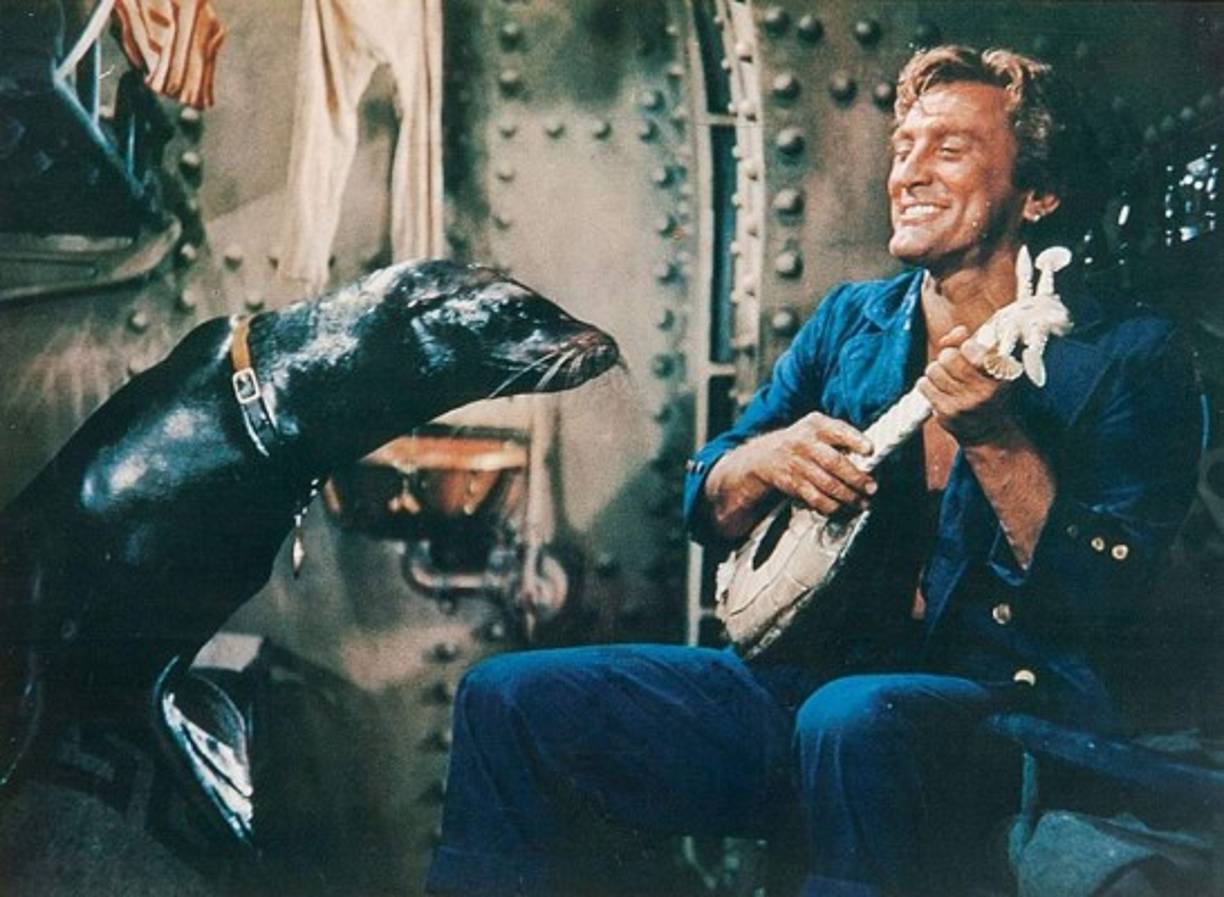 6. 20,000 Leguas de viaje submarino (20,000 Leagues Under the Sea)<br/>'¡Yo cantaba en esa película! Para un tipo que no puede cantar, cantaba mucho. [Canta] 'Tengo una ballena de cuentos para contarle, chicos!' ... Todos los chicos de aquella época conocían esa canción. Hicieron un disco profesional y dije en una entrevista que mi amigo Frank Sinatra estaba celoso de mí'.