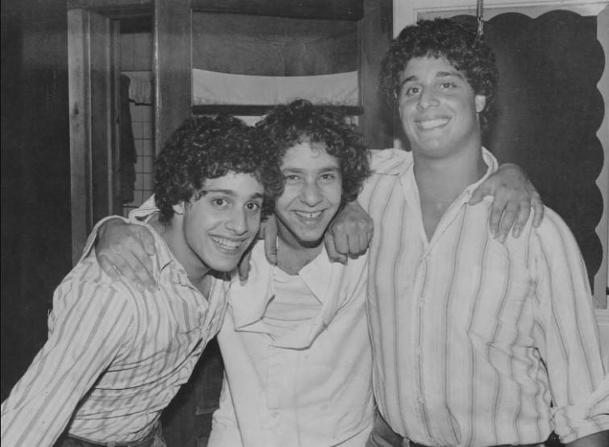 En el artículo, Lawrence Wright describe cómo el Dr. Peter Neubauer comenzó en 1950 un estudio sobre la naturaleza y la crianza. El psiquiatra y psicoanalista de origen austriaco trabajó con la agencia de adopción Louise Wise Agency para monitorear a hermanos idénticos durante su infancia, buscando delimitar las diferencias al momento de crecer y desarrollarse en ambientes diferentes. Incluso, en el propio documental de 2018, los hermanos recuerdan que varios personajes de la agencia de adopción les pedían hacer actividades precisas como andar en bicicleta o pintar mientras eran grabados. 