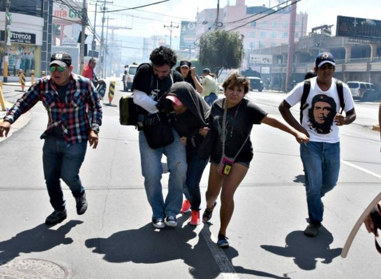 Cientos de policías reprimieron con bombas lacrimógenas a los hondureños de la oposición que marcharon este viernes para conmemorar el 196 aniversario de la independencia centroamericana de España, mientras los desfiles cívicos se llevaban a cabo.