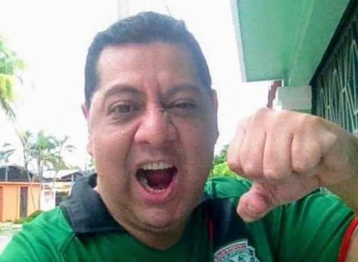 Carlitos, como también lo llamaban sus amigos más cercanos, era una fiel seguidor del Club Deportivo Marathón. Llegó a ser parte del equipo de mercadeo y también animador durante los partidos del Verdolaga en el Yankel Rosenthal. 