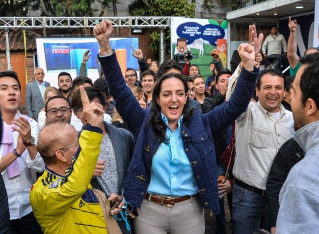 Partidarios del No celebran el inesperado resultado en el plebiscito que negó el acuerdo de paz con las FARC.