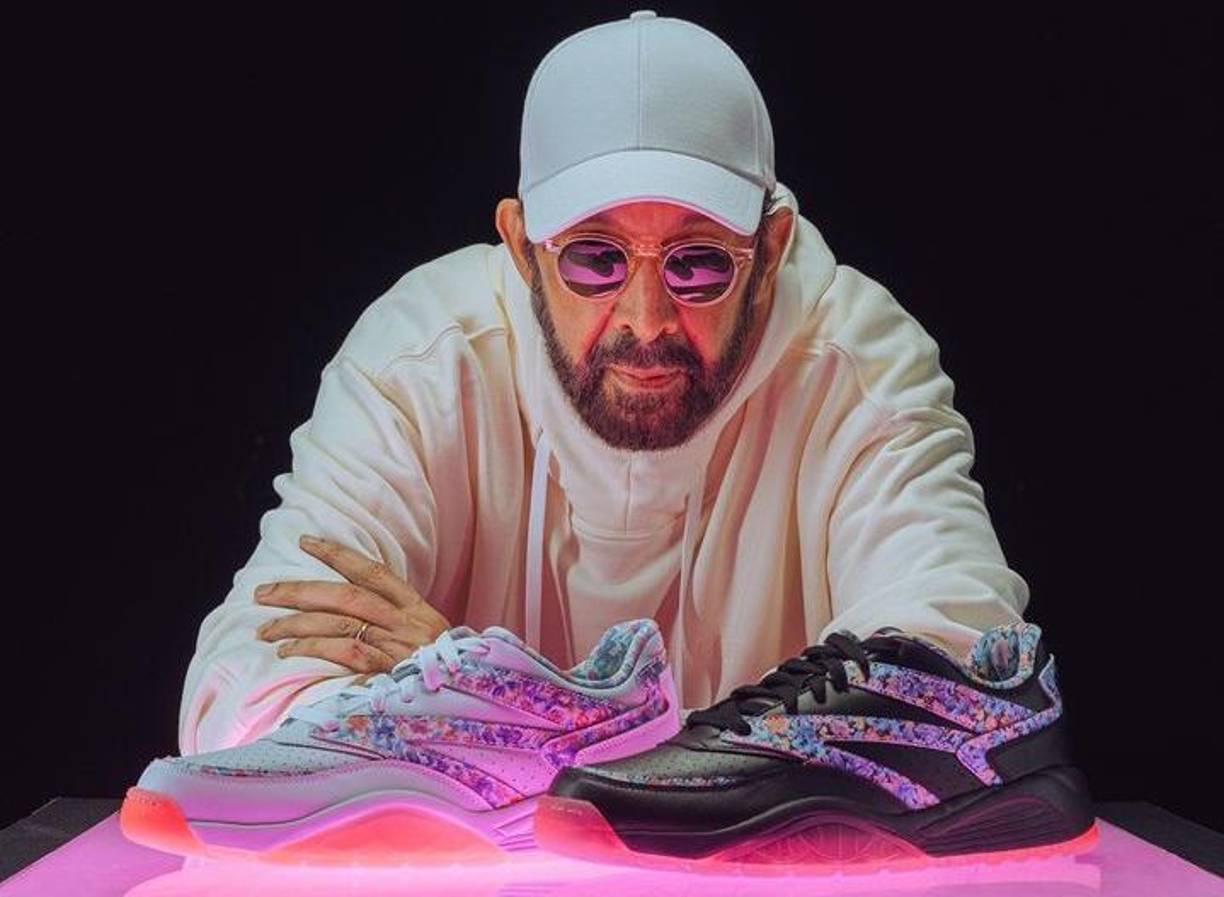 El cantautor, arreglista, músico, productor musical y empresario dominicano Juan Luis Guerra sorprendió a sus seguidores en redes sociales al anunciar una colaboración única, unos tenis inspirados en su icónico álbum “Bachata Rosa”, considerado como uno de los más importantes en la historia de la música latina.