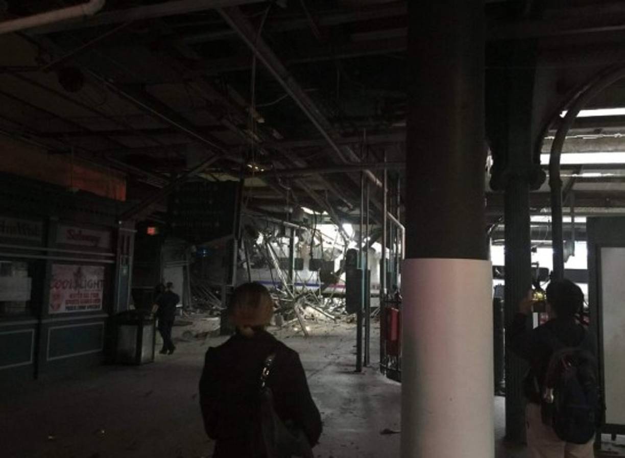 Las autoridades desconocen la razón por la que el tren no logró reducir la velocidad al ingresar a la estación.