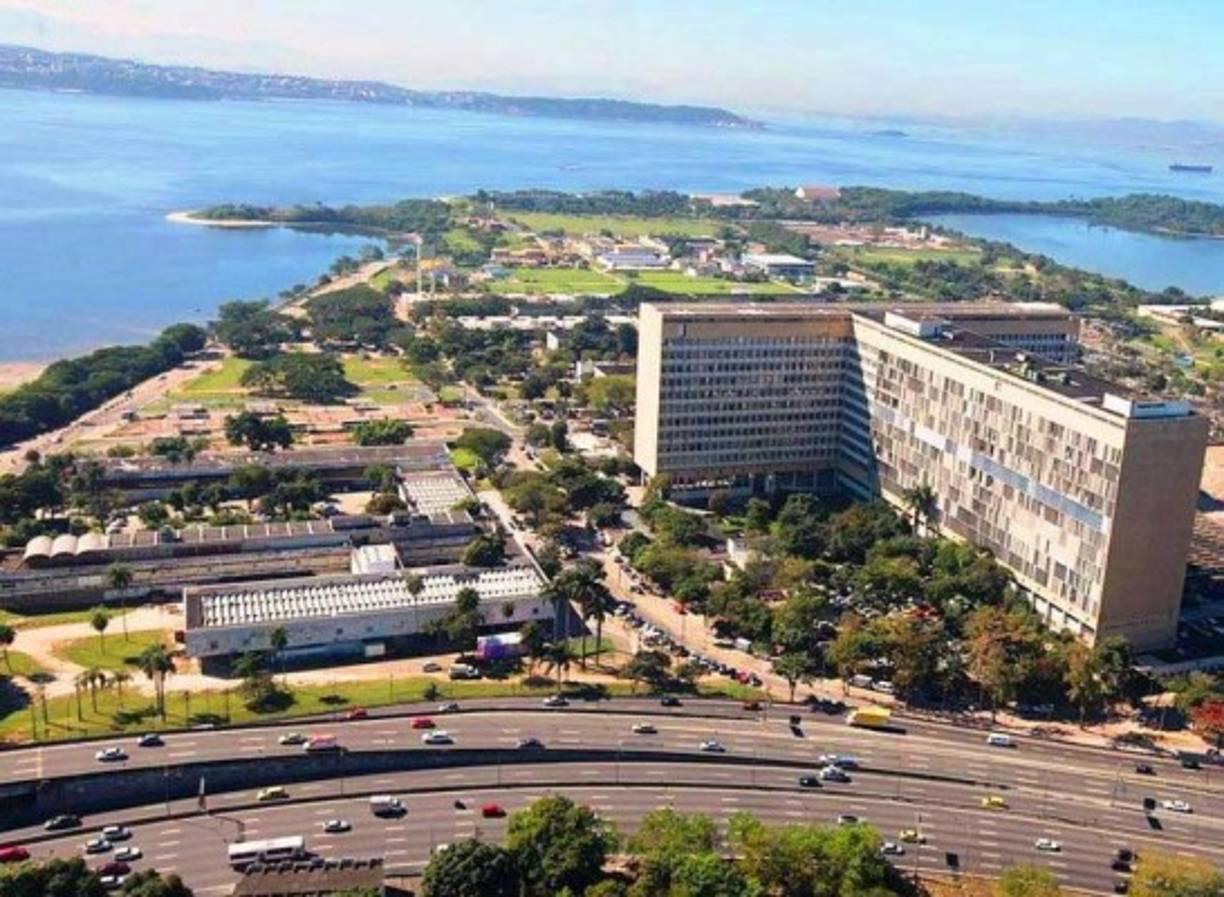 12. Universidad Federal de Río de Janeiro: Es una de las instituciones educativas más reconocidas de Brasil con una enorme influencia en la sociedad, gracias a la apertura de varios laboratorios, bibliotecas y hospitales. Cuenta con una gran población de estudiantes internacionales.