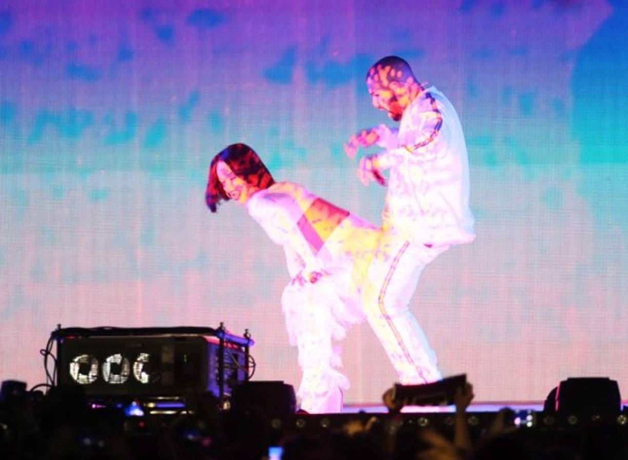 Rihanna deja explotar su sensualidad en el escenario.