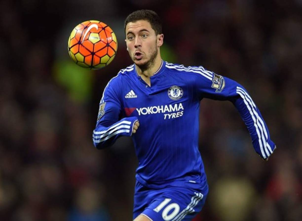 Eden Hazard: El Real Madrid busca nuevos galácticos y parece que el centrocampsita del Chelsea encajaría en el perfil que busca Florentino Pérez. Zidane ha pedido en varias ocasiones la incorporación del atacante belga aunque en los últimos días podría frustrarse su llegada por la posible renovación de Cristiano Ronaldo quien ocupa su misma demarcación.