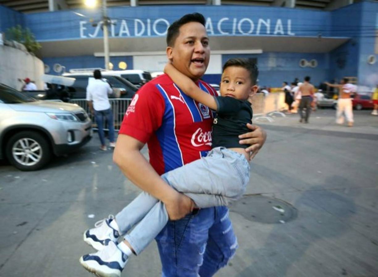 "Muchos padres salieron corriendo del estadio Nacional con sus hijos en brazos por el gas pimienta."