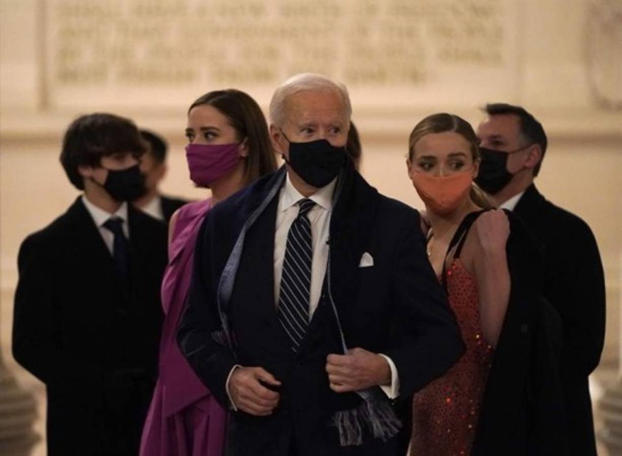 Biden llegó al recinto acompañado de su numerosa familia.