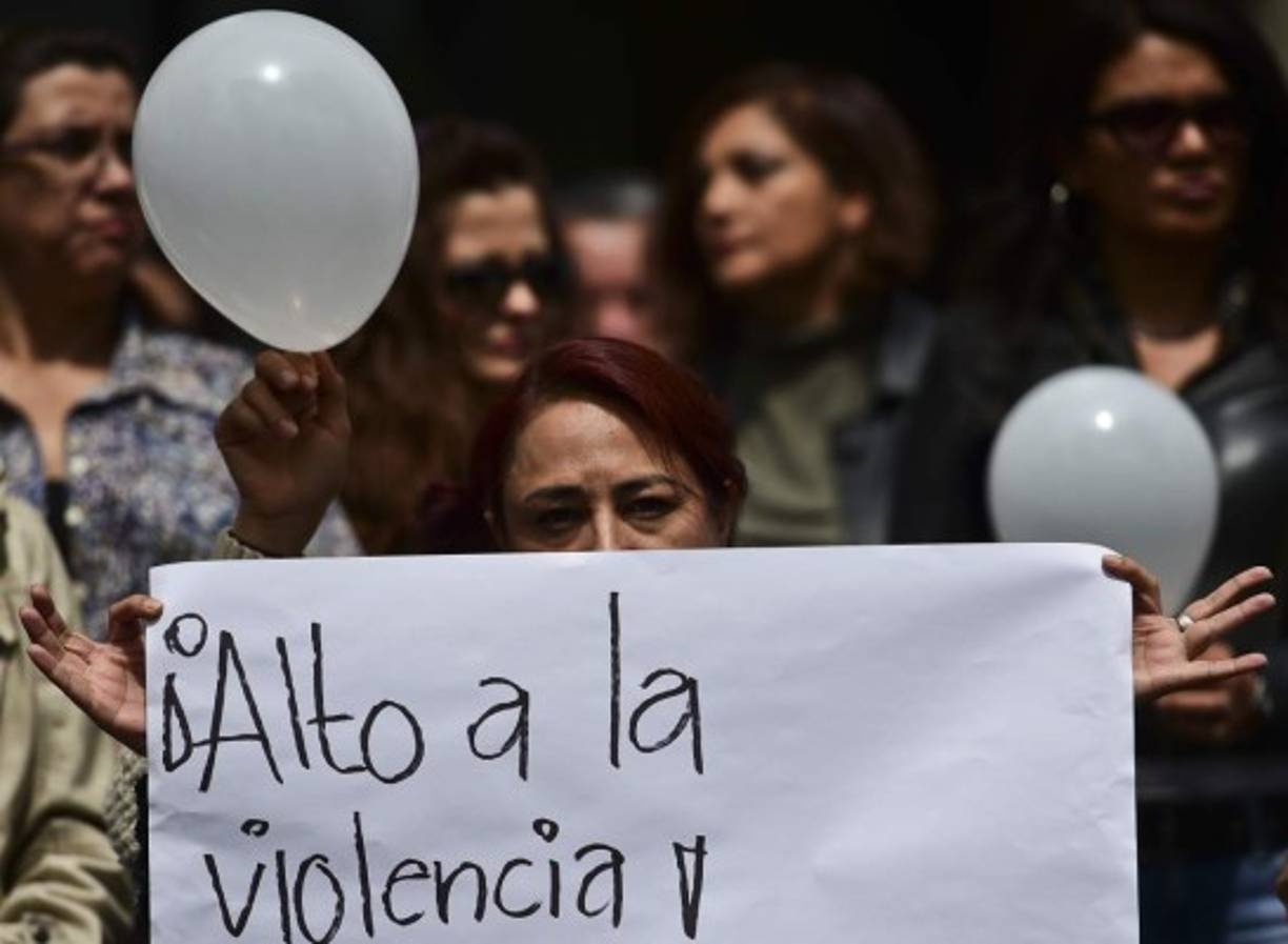 MÉXICO. Recuerdan a Karen Esquivel. Una mujer con un cartel que dice “No más violencia” en protesta por el asesinato del estudiante Karen Esquivel. Foto: AFP/Ronaldo Schemidt