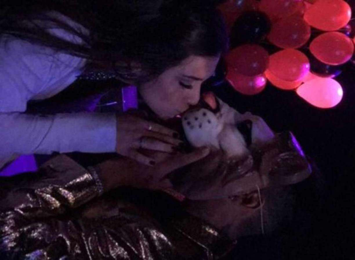 Momento en que Pavanelli le daba el beso a Neymar, que estaba con una máscara. La pasaron a lo grande.