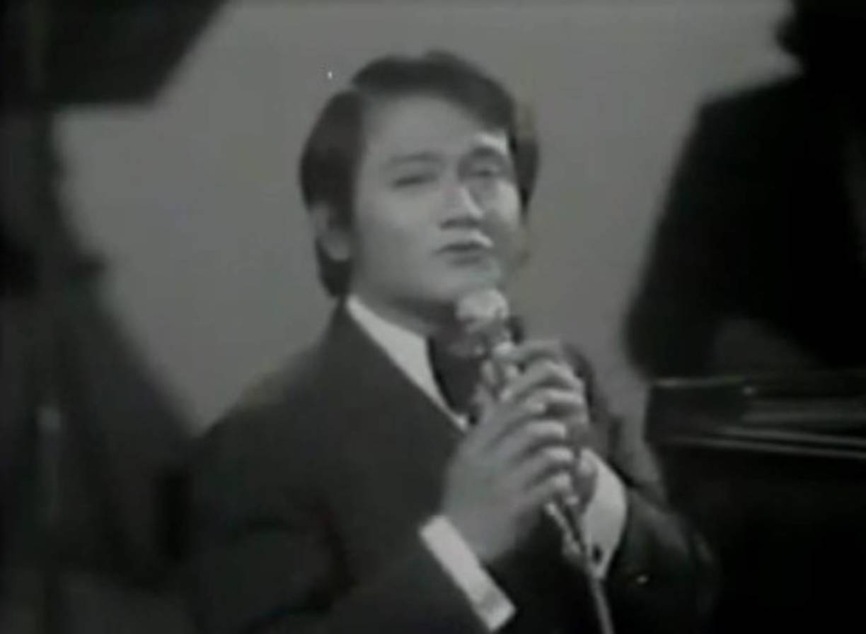 En 1950, a la edad de quince años, compuso su primera melodía titulada 'Nunca en el mundo', de la cual se han registrado veintiuna versiones en diferentes idiomas hasta la fecha.<br/>