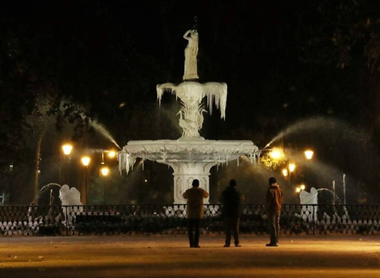 Una fuente de agua en el parque Forsyth de Savannah, Georgia, quedó congelada por las bajas temperaturas.