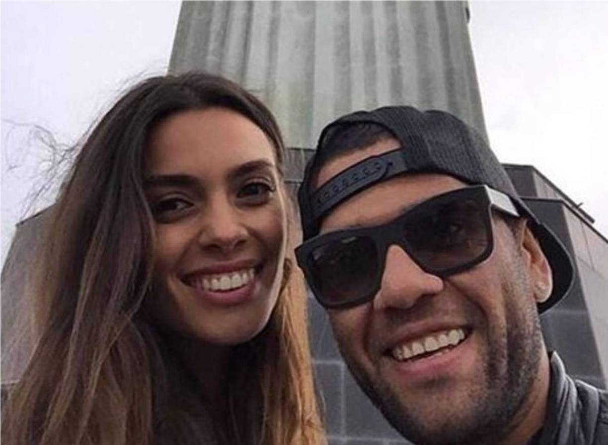 Dani Alves sale actualmente con la modelo española Joana Sanz.