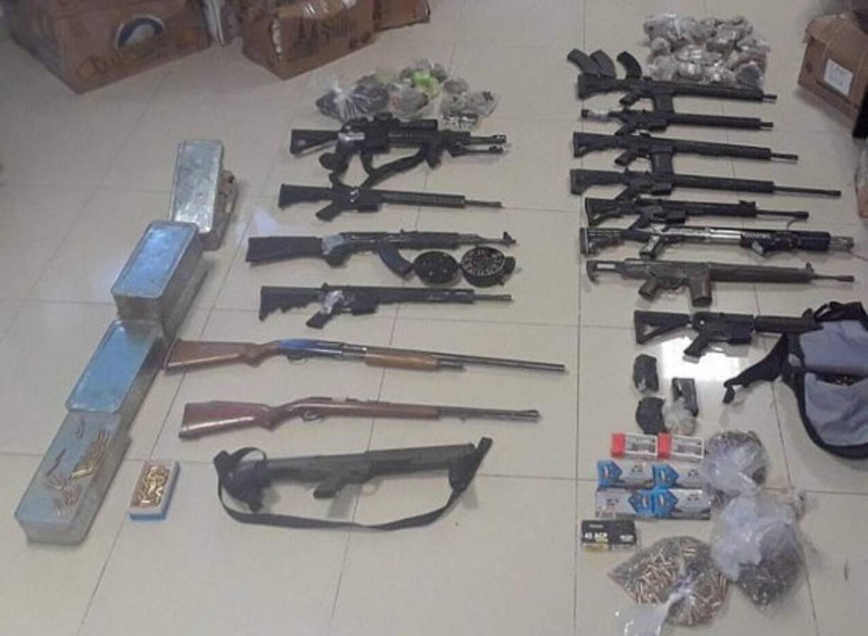 Las autoridades incautaron 16 rifles de asalto y 1,800 cartuchos de bala durante la redada.