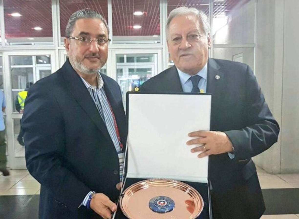 Gerardo Ramos por Honduras y el presidente Arturo Salah de la Federación de Chile, como parte del protocolo del fútbol internacional, intercambiaron presentes antes del encuentro amistoso.