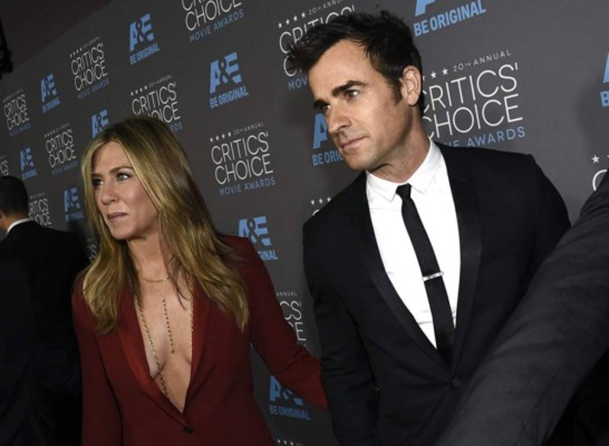 Según publicó la versión digital de la revista “Us Weekly”, los ojos de todos los presentes en el Hollywood Palladium estaban puestos en las “esposas” del rubio actor Brad Pitt, que no se veían las caras desde la ceremonia de los premios Óscar en el 2009.