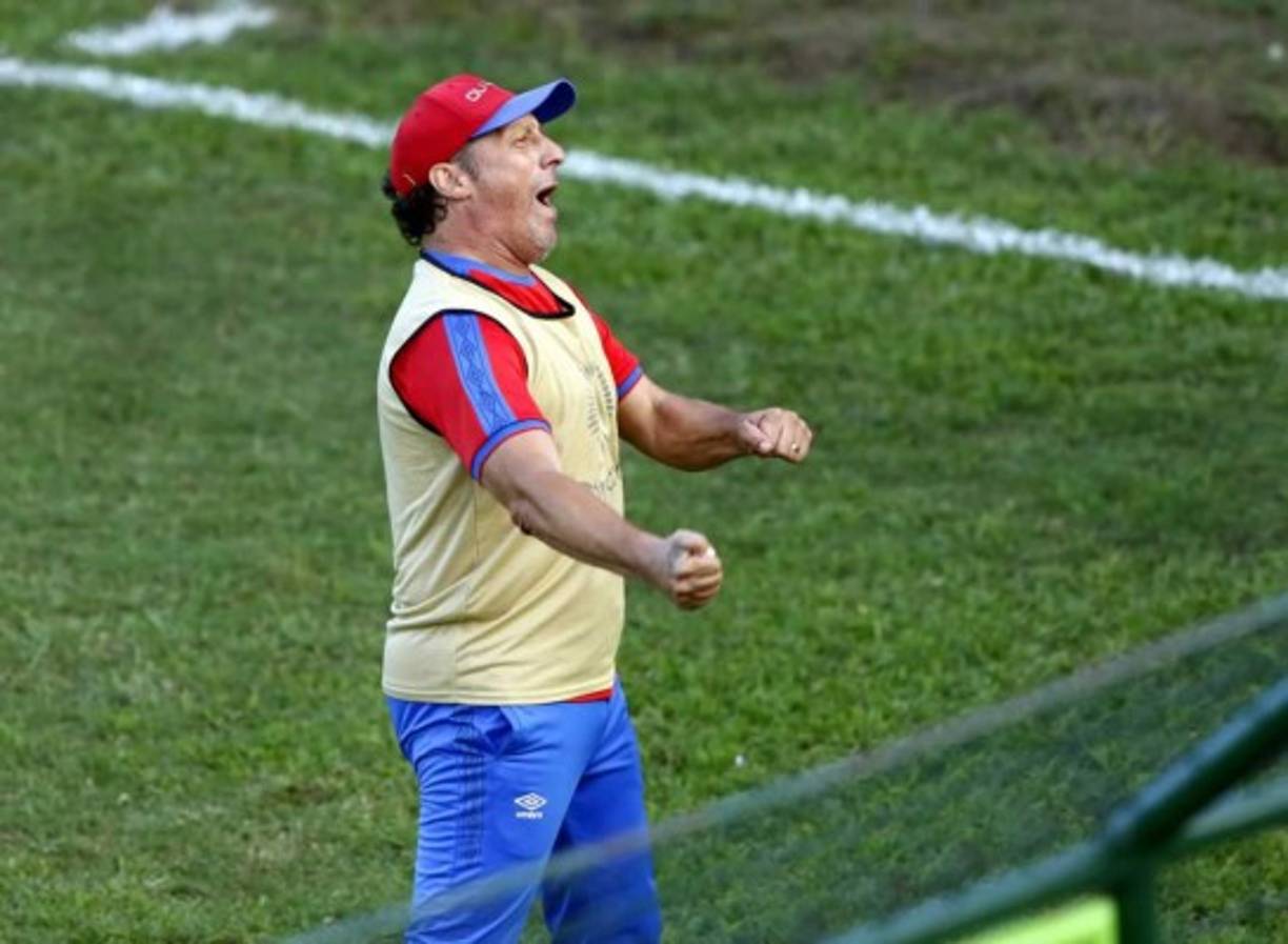 Pedro Troglio celebrando con mucha euforia la victoria del Olimpia con los aficionados merengues.