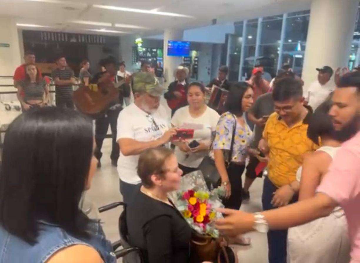 Beatriz Valle en semanas anteriores anunció que renunciaba al cargo como embajadora de Honduras en Canadá, acción que la hizo regresar desde el exterior.