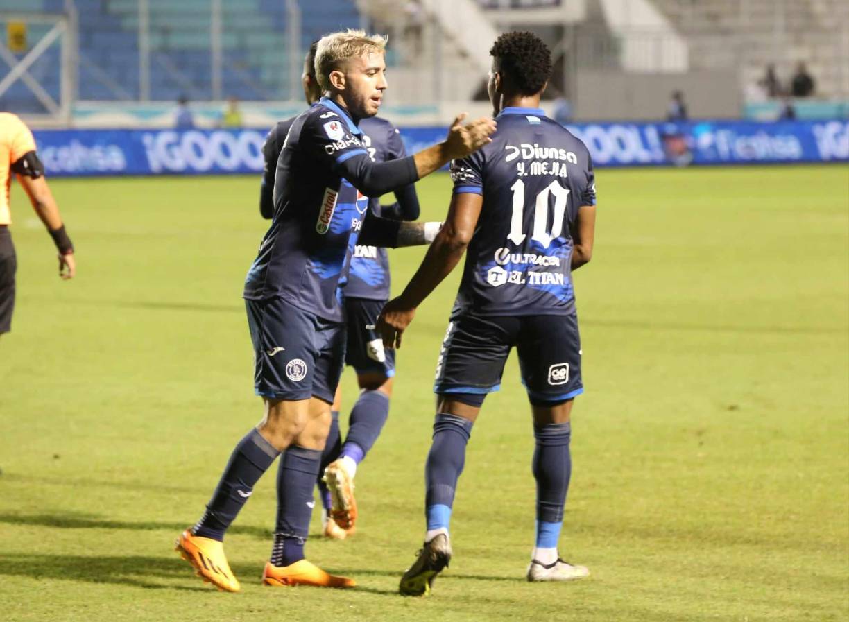 Agustín Auzmendi empezó con la fiesta de goles ante Real España. Al minuto 31’, el argentino anotó de cabeza tras un gran centro de Yeison Mejía