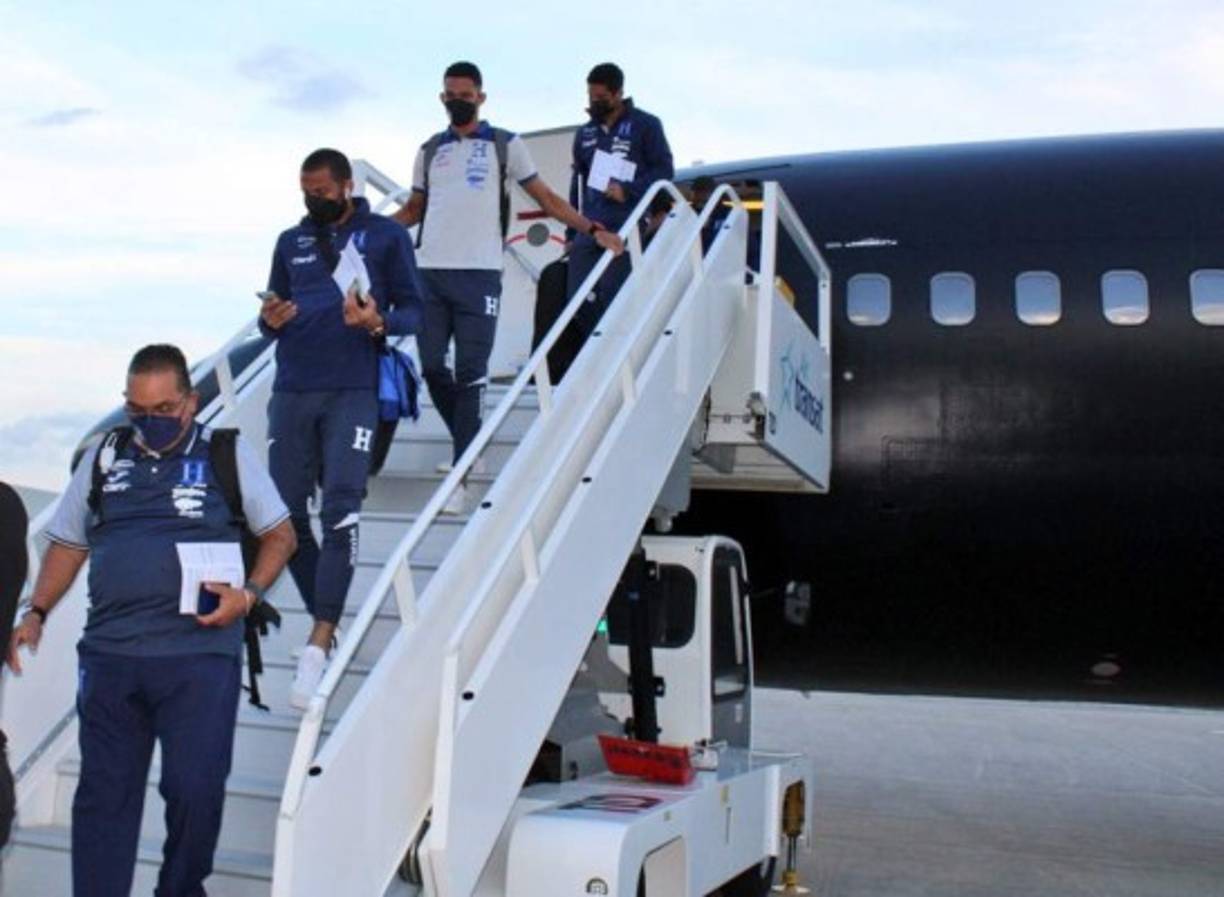 La selección hondureña partió desde horas muy temprana rumbo a Canadá y pisó suelo canadiense con algunas novedades.