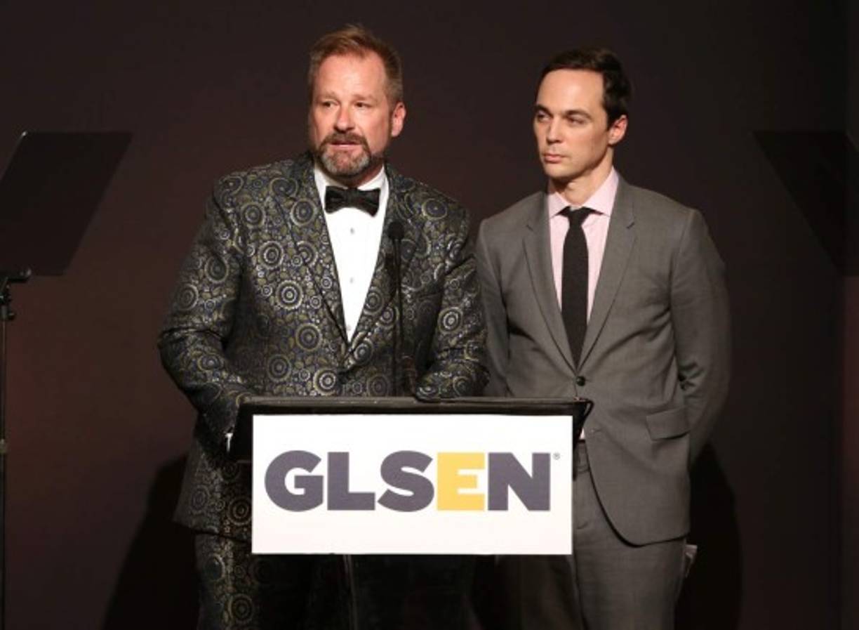 <br/> Jim Fielding, co-director de GLSEN, junto al actor de 'The Big Bang Theory' Jim Parsons, otro famoso más invitado en la noche.<br/>