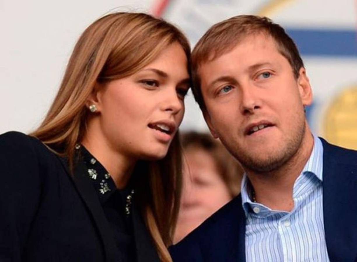 La relación de ambos es excelente al grado que ella acude en sus ratos libres al estadio para ver al club Reading. Están casados desde el año 2009.