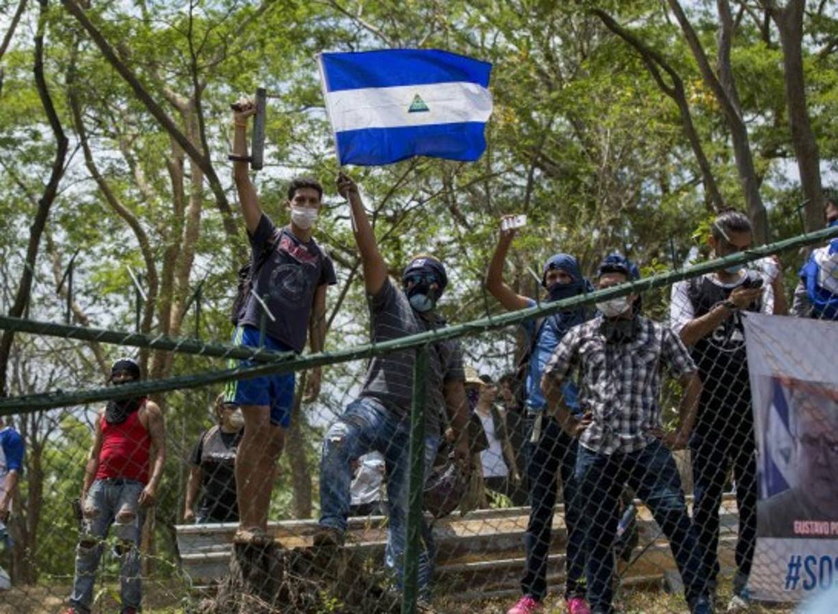 Nicaragua enfrenta hoy una tensa calma después que se registraran ayer violentos enfrentamientos entre manifestantes, antimotines y fuerzas de choque en la ciudad nicaragüense de Masaya, que dejaron decenas de heridos y varios muertos y desaparecidos.