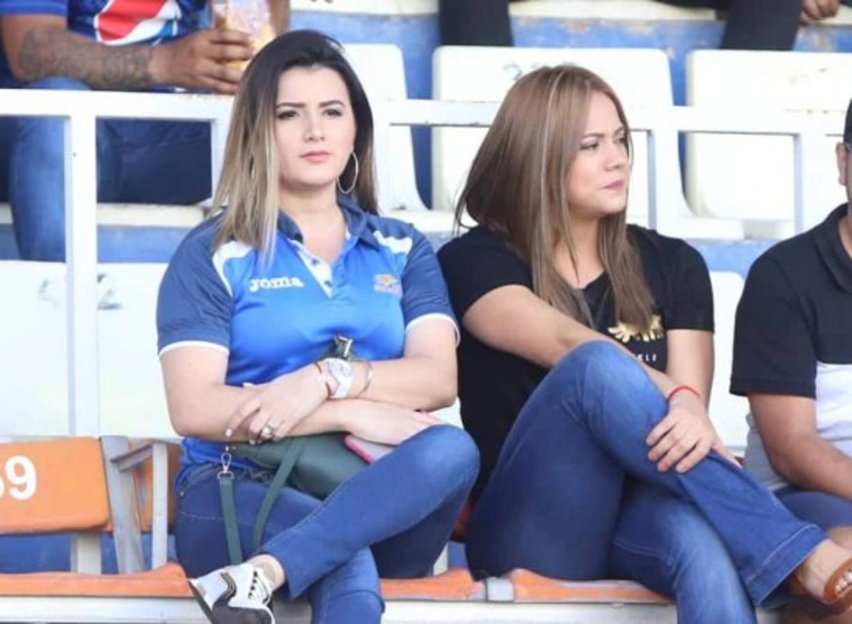 ¡Bellezas de periodista! Isabel Zambrano fue captada en las graderías del estadio Nacional con la linda Cesia Mejía.