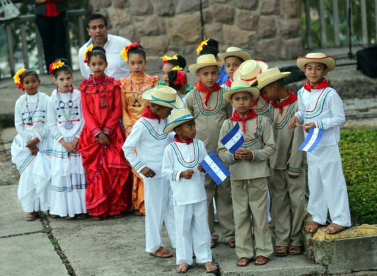 Más de 100 colegios capitalinos ya confirmaron su participación en los desfiles. Llevan cuatro meses practicando.